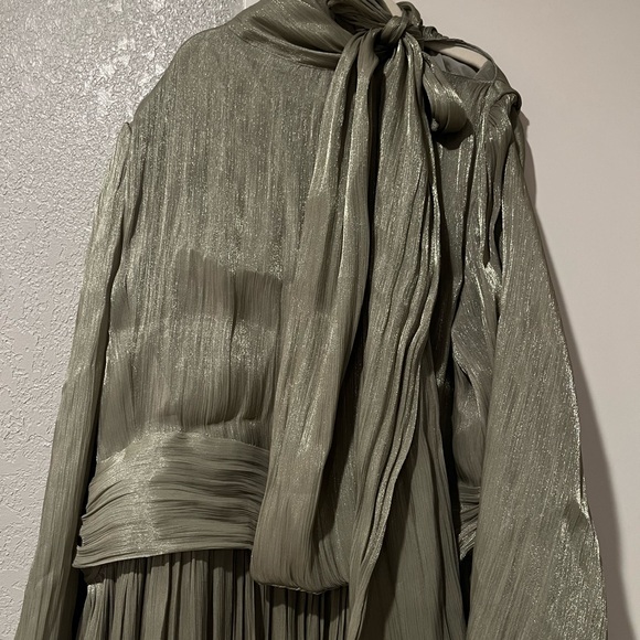 Elegant Olive Green Women's Dress - Picture 2 of 8